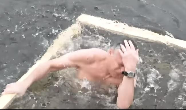 (VIDEO) DA BOLJE UPOZNA RUSE: Američki ambasador se okupao u ledenoj reci kako bi obeležio Bogojavljenje!